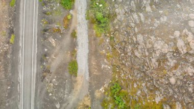 İzlanda 'da bulutlu bir yaz gününde nehir ve köprü manzarası.