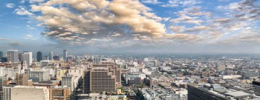 Los Angeles şehir merkezinin günbatımında panoramik hava görüntüsü, Kaliforniya, ABD.