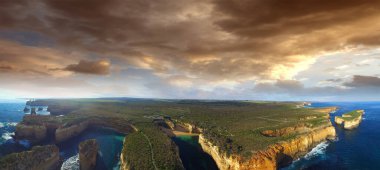 Loch Ard Gorge, Büyük Okyanus Yolu. Günbatımında drone 'dan panoramik görüntü, Avustralya