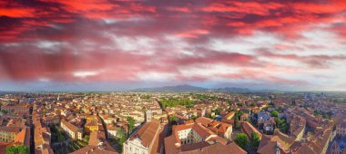 Pisa 'nın panoramik hava manzarası, ortaçağ şehri Toskana, İtalya.