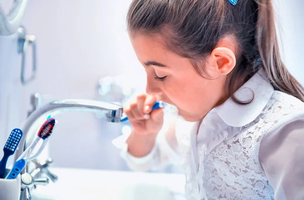 Menina Jovem Limpeza Dental Lavar Dentes Casa — Fotografia de Stock