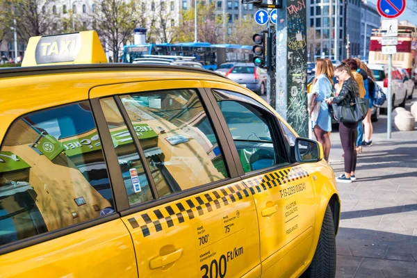 Budapest 2019 Március Sárga Taxi Budapest Óvárosában — Stock Fotó