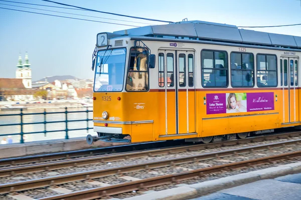 2019年3月30日 黄色的旧电车沿着城市街道加速行驶 匈牙利首都的历史中心 — 图库照片