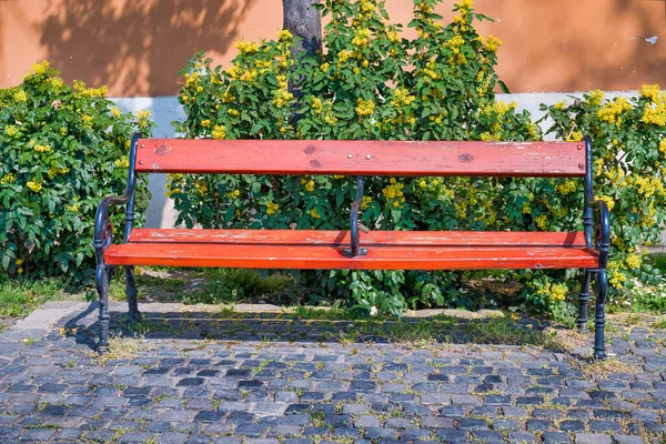 春天的时候 沿着美丽的欧洲街道 铺着红色的长椅 — 图库照片