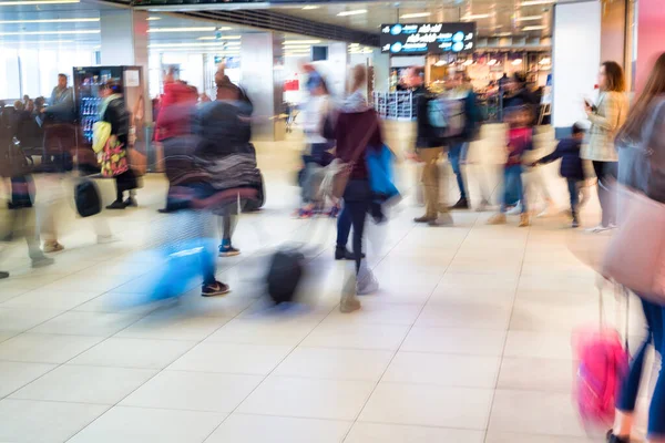 Letiště Interiér Lidé Chůze Pohybu Rozmazat Svými Zavazadly — Stock fotografie