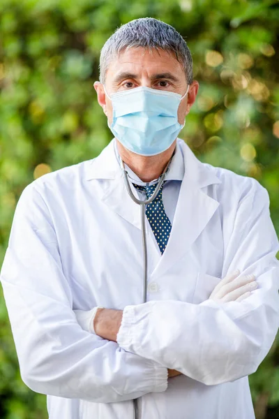 Pewny Siebie Lekarz Weraing Maska Dla Covid Wybuchu Koronawirusa — Zdjęcie stockowe