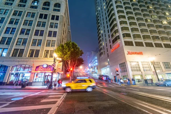 旧金山 2017年8月4日 旧金山夜晚的建筑和街道 — 图库照片