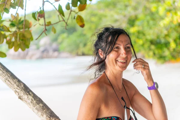 Mujer Parada Largo Una Hermosa Playa Tropical Concepto Vacaciones Vacaciones — Foto de Stock