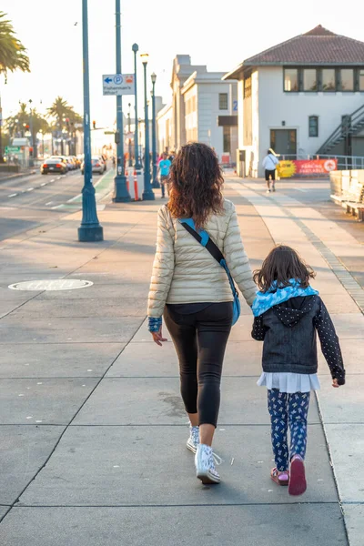 Woman Her Daughter Walking Oceanfront Back View — Stock Photo, Image