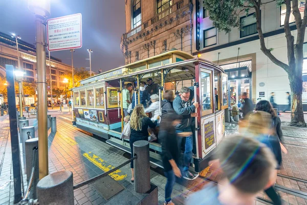 サンフランシスコ 2017年8月7日 パウェル アンド マーケット ケーブルカーのケーブルカーで観光客が夜に好転 — ストック写真
