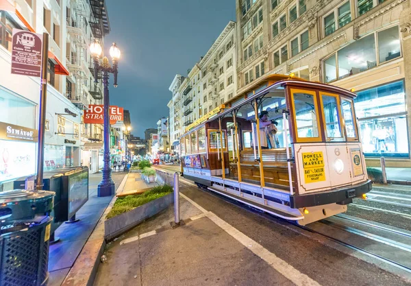 San Francisco Ağustos 2017 Geceleri Powell Market Kablo Araba Turistleri — Stok fotoğraf