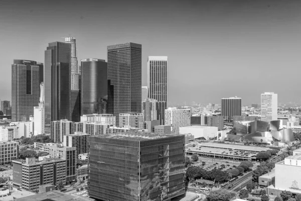 Los Angeles 2017年7月28日 カリフォルニア州の素晴らしい晴れた日にロサンゼルスのダウンタウンの空中ビュー — ストック写真