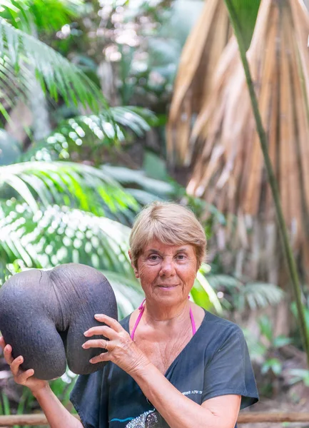 Mujer Sosteniendo Seychelles Endémicas Especies Coco Llamado Coco Mer — Foto de Stock