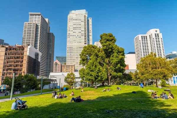 San Francisco Ağustos 2017 Yerba Buena Bahçeleri Yaz Mevsiminde Turistlerle — Stok fotoğraf