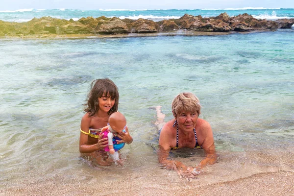 Güzel Bir Tropikal Plaj Boyunca Büyükannesiyle Birlikte Genç Bir Kız — Stok fotoğraf