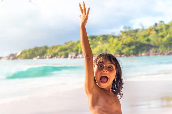 Ein Junges Mädchen Hebt Glücklich Den Arm Und Steht Einem — Stockfoto