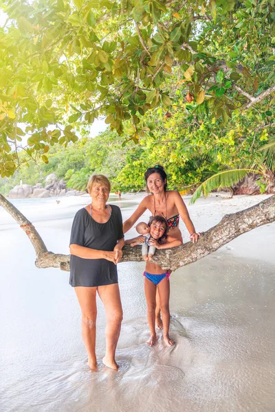 Niña Con Madre Abuela Largo Una Hermosa Playa Tropical Concepto — Foto de Stock