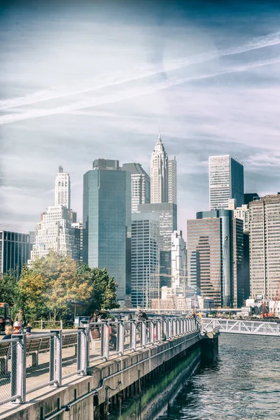 NEW YORK CITY - Október 2015: Az emberek végigsétálnak a Brooklyn Bridge Parkon, USA — Stock Fotó