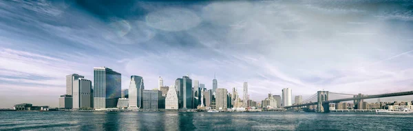 Panoramic view of Downtown Manhattan buildings and skyscapers. View from Brooklyn Bridge Park, New York City, USA — Stock Photo, Image