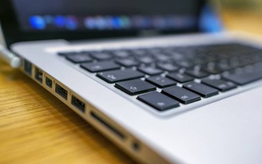 Teknoloji konsepti. Modern dizüstü bilgisayarın yan görüntüsü. Klavye ve ekranın bir parçası.