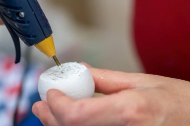 Sıcak Tutkal Silahı Polystyrene Topu 'nu tamir ediyor.
