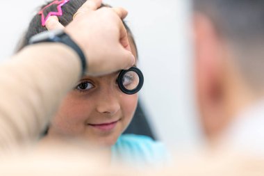 Mutlu bir genç kız için göz doktoru bakımı.