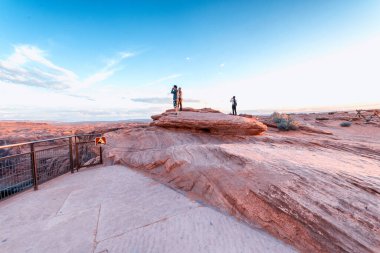 Ulusal Park 'ta gün batımını izleyen turistler.