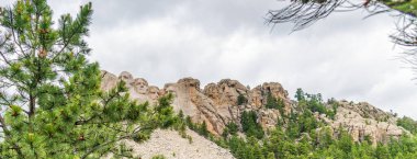 Rushmore Dağı ağaçlarla çevrili, Güney Dakota.