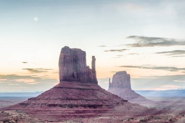 Monument Valley şafak vakti ışık huzmeleriyle dolup taşıyor, ABD.