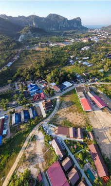 Tayland 'daki Ao Nang kırsalının ve ormanın aşağı doğru havadan görüntüsü. Yengeç Bölgesi