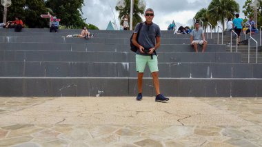 İnsansız hava aracını kontrol eden adam.