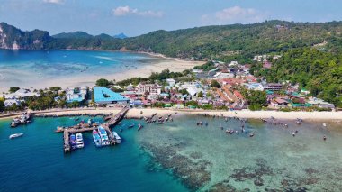 Phi Phi Adası Limanı ve Tonsai İskelesi, Tayland.