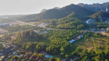 Ao Nang 'ın panoramik hava manzarası, Tayland. Krabi Eyaleti.