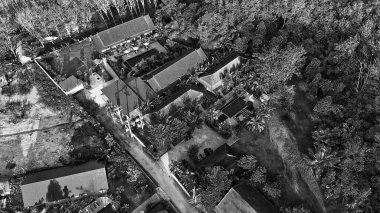 Tayland, Ao Nang kırsalının siyah beyaz manzarası. Krabi Eyaleti.