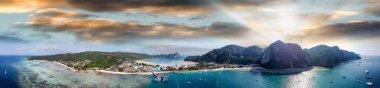 Tonsai İskelesi ve Phi Phi Don kıyılarının panoramik hava manzarası, Tayland.