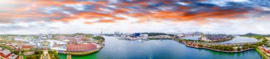 Sentosa Adası, Singapur. Gün batımında panoramik şehir manzarası ve kıyı şeridi manzarası.