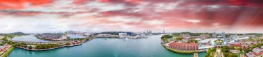 Sentosa Adası, Singapur. Gün batımında panoramik şehir manzarası ve kıyı şeridi manzarası.