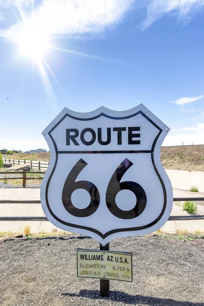 亚利桑那州威廉姆斯市66号著名的黑白路标 — 图库照片