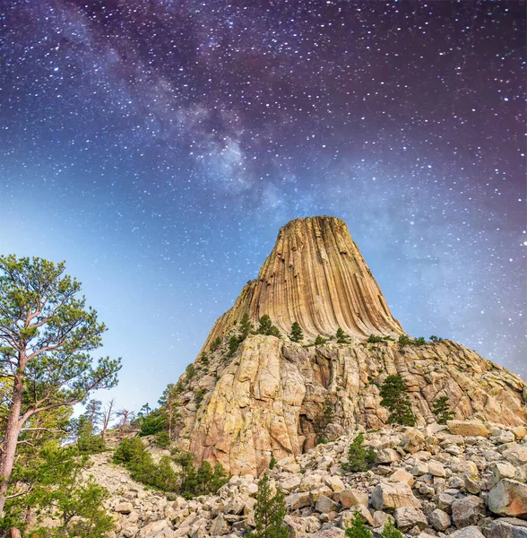 悪魔の塔とその周辺の自然景観の夕景 ワイオミング州 — ストック写真
