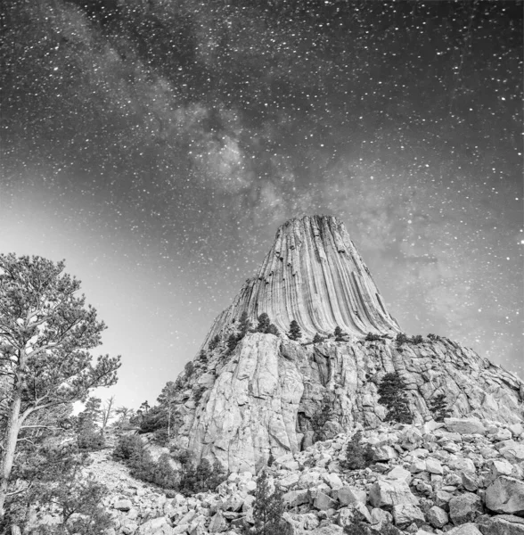 Solnedgång Utsikt Över Djävulstornet Och Omgivande Naturlandskap Wyoming — Stockfoto