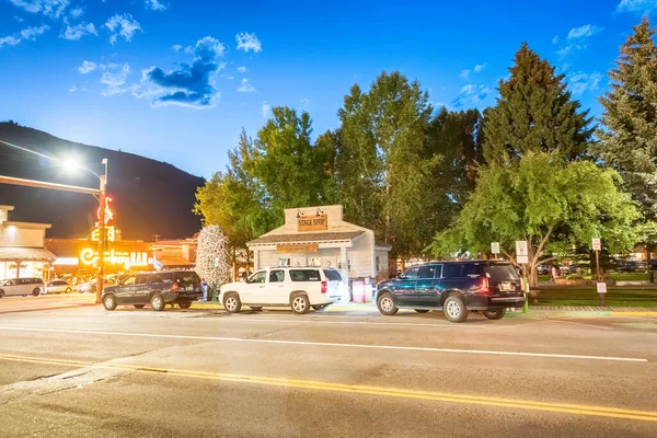 Jackson Hole Heinäkuu 2019 Kaupungin Liikenne Kauniina Kesäyönä Kaupunki Kuuluisa — kuvapankkivalokuva