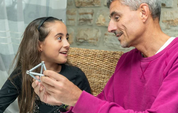 Evde Mutlu Bir Aile Baba Kız Manyetik Inşaat Oyunlarıyla Oynuyorlar — Stok fotoğraf