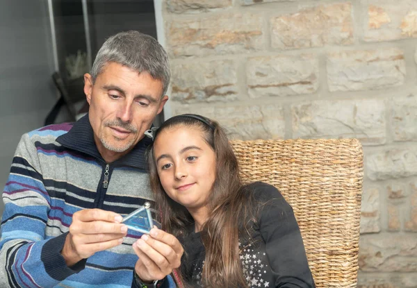 Homem Com Sua Filha Brincando Com Ímã Jogos Casa — Fotografia de Stock