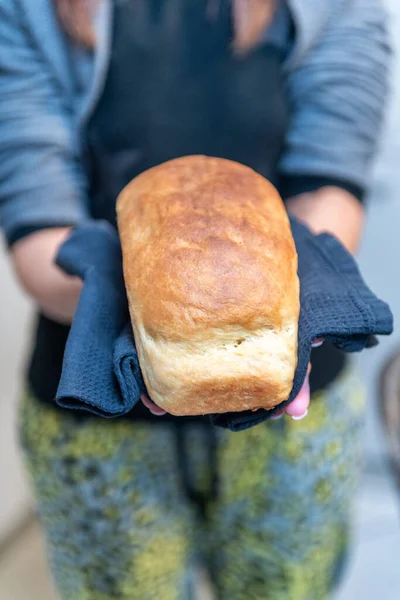 Kobieta Trzymająca Domu Świeżo Przygotowany Chleb — Zdjęcie stockowe
