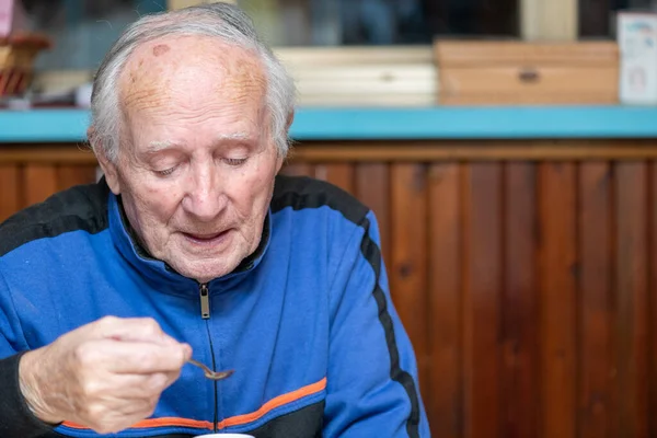 Gelukkige Oudere Gepensioneerde Man Die Thuis Zit Eten Geluk Pensioen — Stockfoto