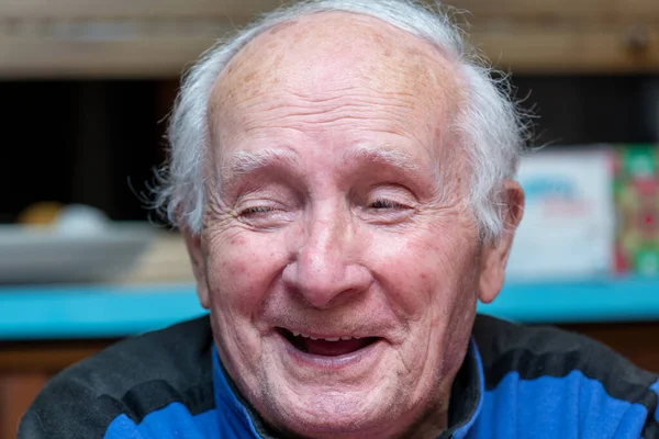 Homem Idoso Reformado Feliz Sorrindo Sentado Casa Conceito Felicidade Aposentadoria — Fotografia de Stock