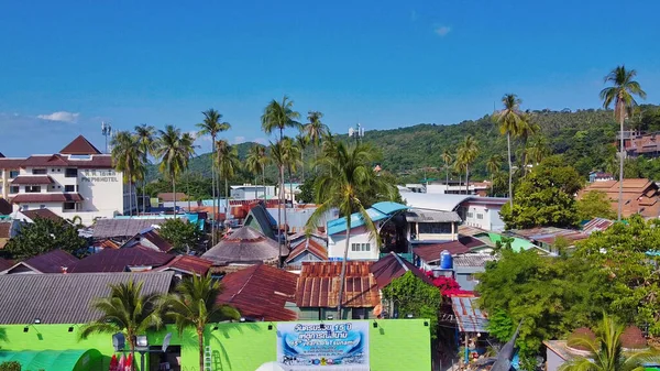 タイのPhi Phi Island 12月2019 ビーチでのトンサイと津波の標識の空中写真 — ストック写真