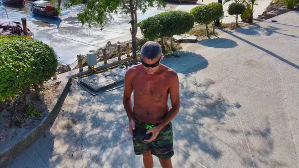 Homem Controlando Seu Drone Livre — Fotografia de Stock