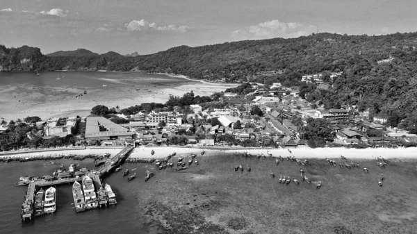 Svart Hvit Utsikt Tonsai Pier Området Phi Phi Don Thailand – stockfoto