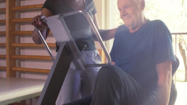 健身房的老年人在做腿部健身锻炼 — 图库视频影像